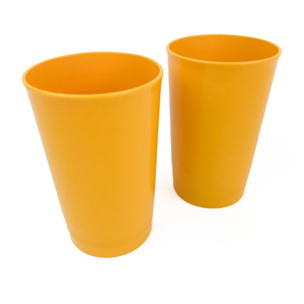 To gule retro Tupperware krus
