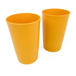 To gule retro Tupperware krus