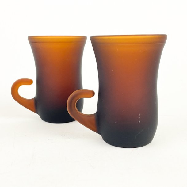 To ravfarvede retro glaskrus