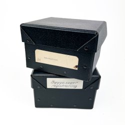 To sm� vintage arkivkasser sorte