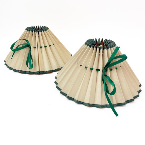 Zwei vintage Lampenschirme mit grnem Band