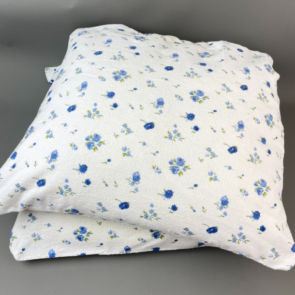 To hvide retro pudebetrk med bl blomster