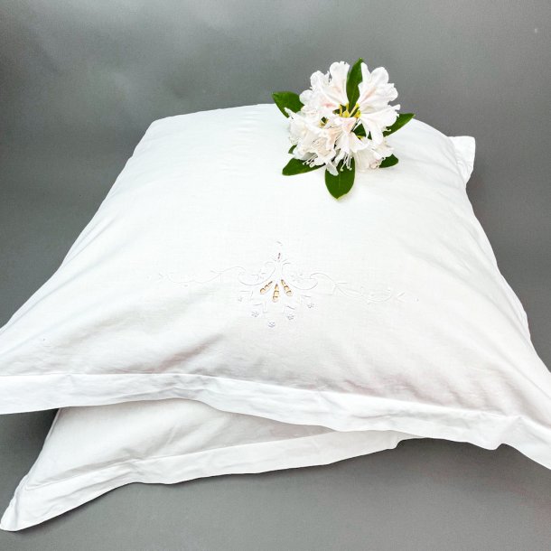 To elegante hvide vintage pudebetrk med broderi