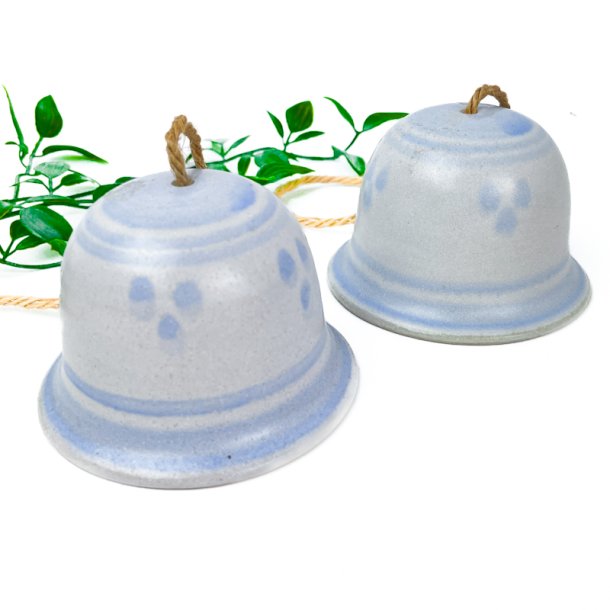 To retro keramikklokker