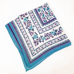 Lila und trkisfarbener Chiffonschal.