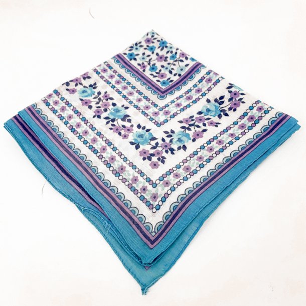 Lila und trkisfarbener Chiffonschal.