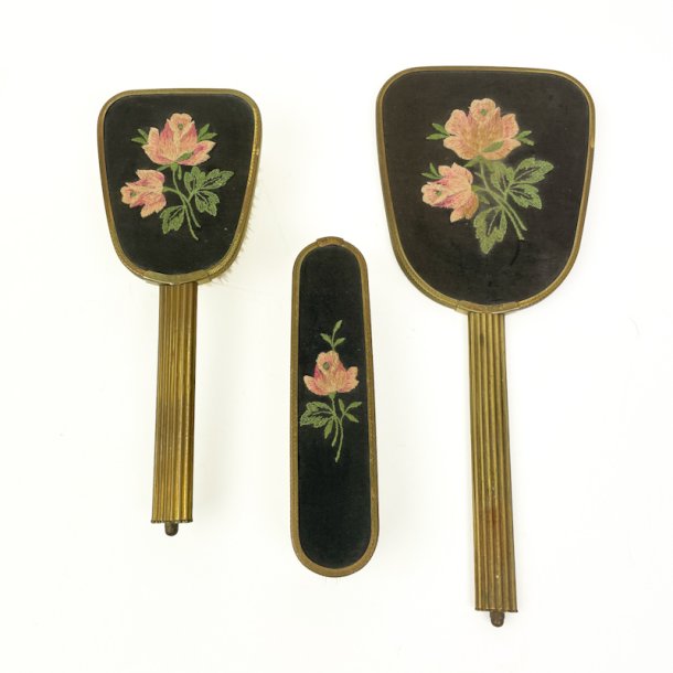 Broderet vintage toilets�t med roser
