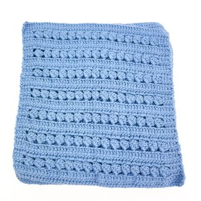 Acht blaue gehkelte Zwischenlegservietten