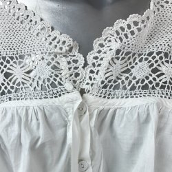 Kniplet antik livstykke