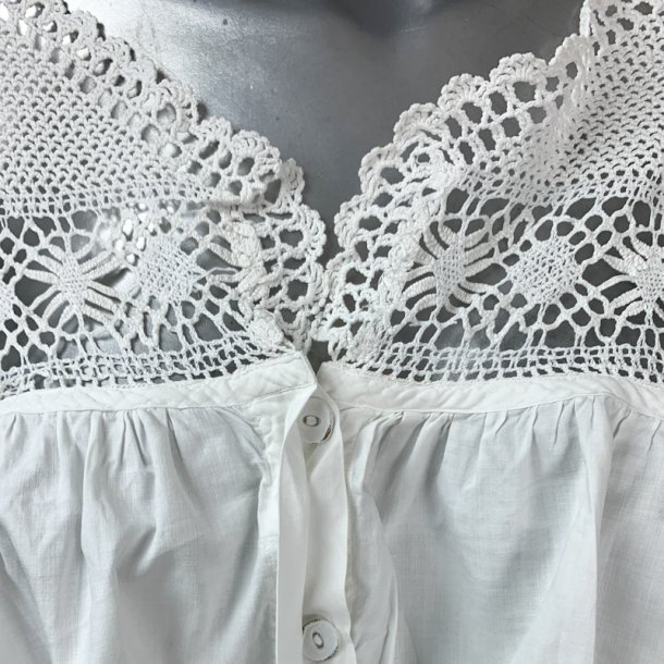 Kniplet antik livstykke