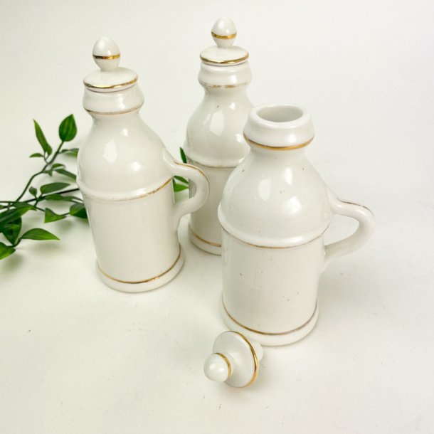 Tre hvide vintage olie-eddikeflasker