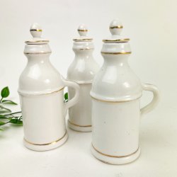 Tre hvide vintage olie-eddikeflasker