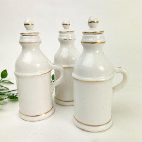 Tre hvide vintage olie-eddikeflasker