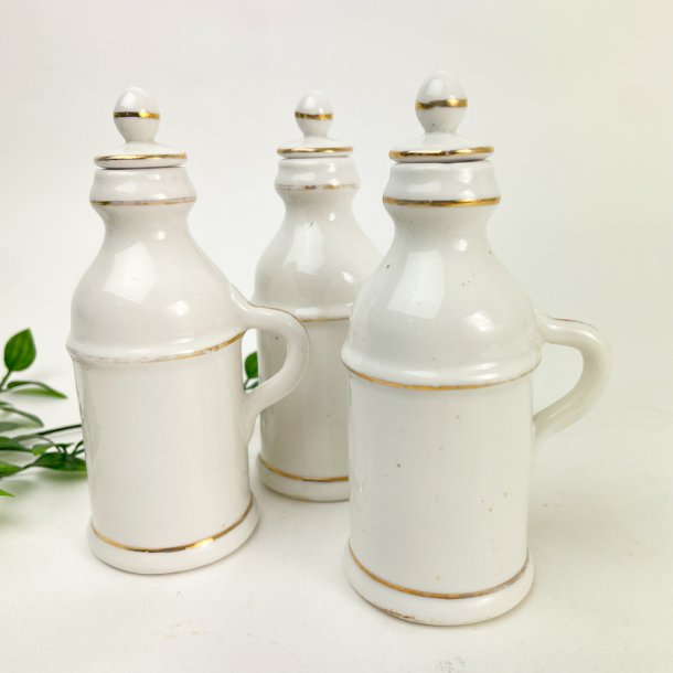 Tre hvide vintage olie-eddikeflasker