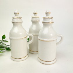 Tre hvide vintage olie-eddikeflasker