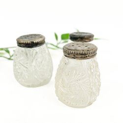 Tre sm� salt- og peberstr�ere med s�lvplet