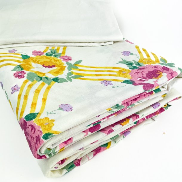 To st vintage sengetj med blomster