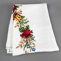 Hvid retro dug med rosenbroderi 