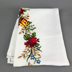 Hvid retro dug med rosenbroderi 