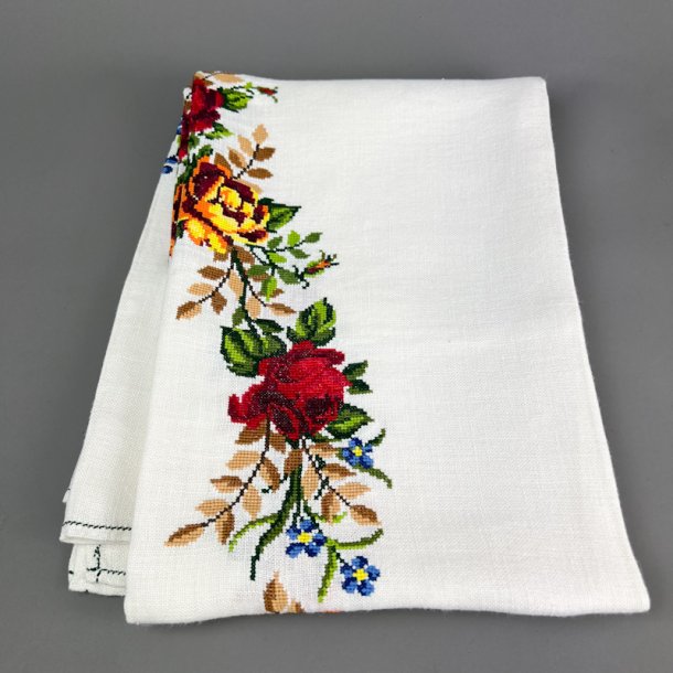 Hvid retro dug med rosenbroderi 