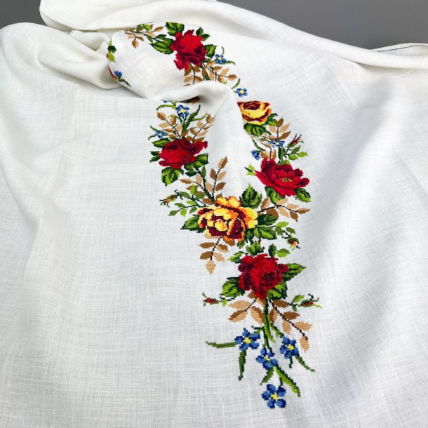 Hvid retro dug med rosenbroderi 