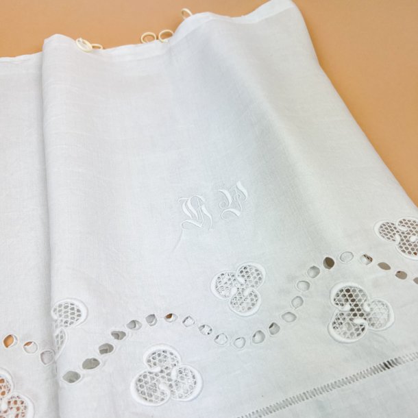 Hvidt antik cafegardin broderi