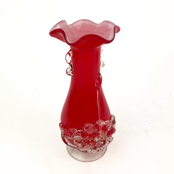 Mundgeblasene rote Vintage Glasvase mit Dekoration