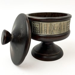 Holzkrug, verziert mit Zinn.