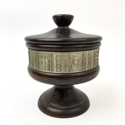 Holzkrug, verziert mit Zinn.