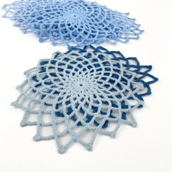 Drei blaue Vintage-Hkeldeckchen