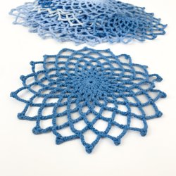 Drei blaue Vintage-Hkeldeckchen