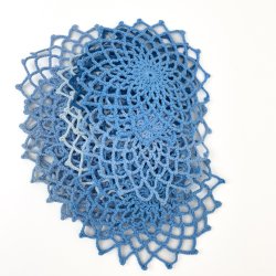 Drei blaue Vintage-Hkeldeckchen