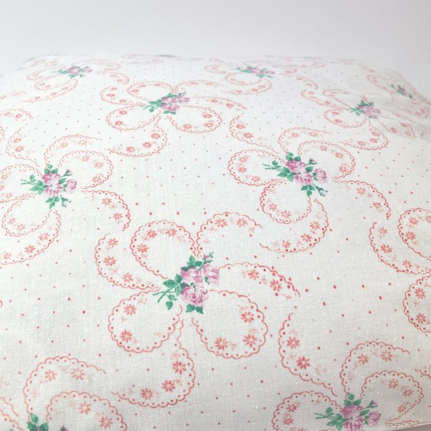 Vintage pudebetrk med rosa blomsterbuer