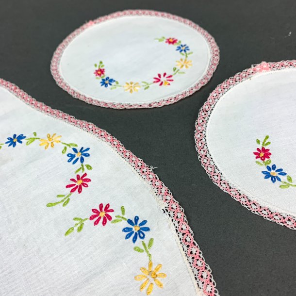 Vintage matchende lysedug og flakoner 