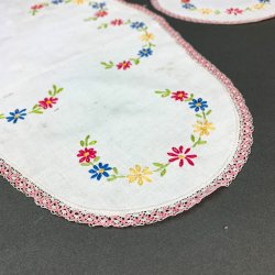 Vintage matchende lysedug og flakoner 