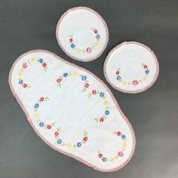 Vintage matchende lysedug og flakoner 