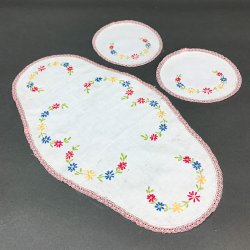 Vintage matchende lysedug og flakoner 