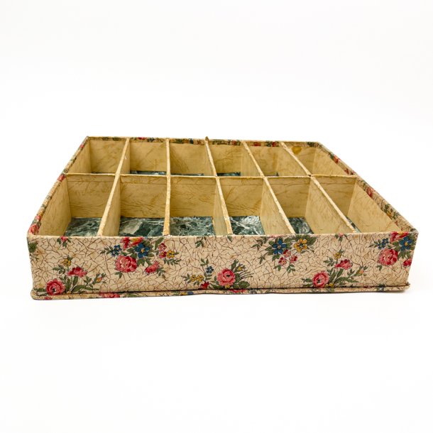 Franzsische Vintage-Schachtel mit Stoff bezogen und mit Fchern unterteilt.