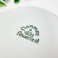 Blumige feuerfeste Retro Schale.