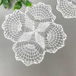 Zwei gehkelte Vintage-Flakons.