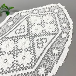 Geklppelter Vintage-Tischlufer.