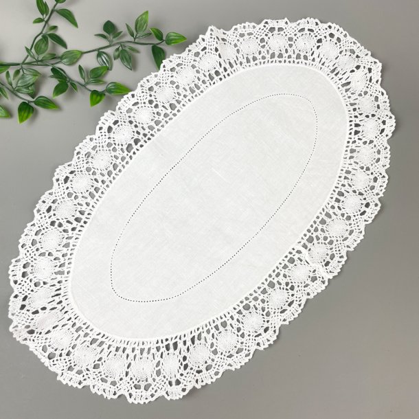Hvid vintage bordlber med kniplingskant
