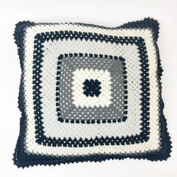 Hklet vintage pyntepude i sort og hvid