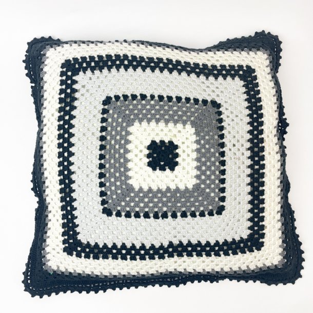 Hklet vintage pyntepude i sort og hvid