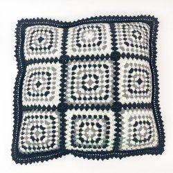 Hklet vintage pyntepude i sort og hvid