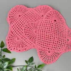 Sechs gehkelte rosafarbene Servietten  