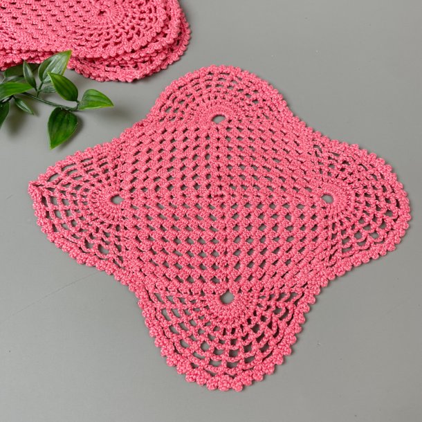 Sechs gehkelte rosafarbene Servietten  