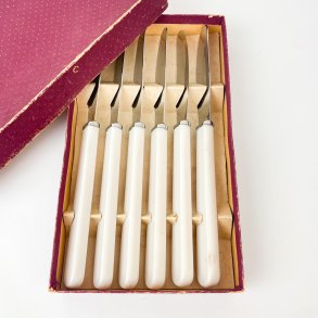 Set mit sechs Vintage Messern aus weiem Bakelit