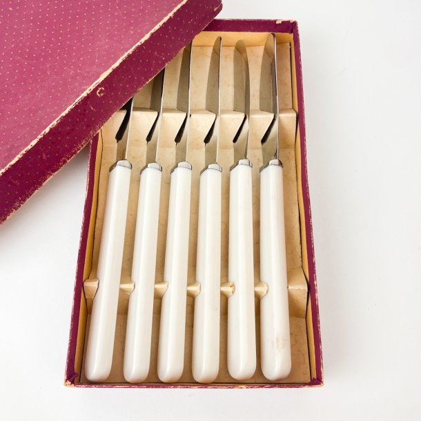 St med seks vintage knive i hvid bakelit 