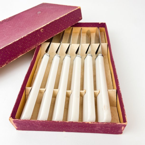 Set mit sechs Vintage Messern aus weiem Bakelit